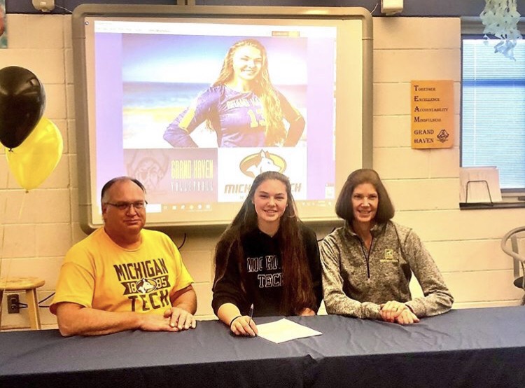 Sarah Knoll poses with her parents after signing her letter of intent to Michigan Tech. (Photo courtesy of Sarah Knoll) 