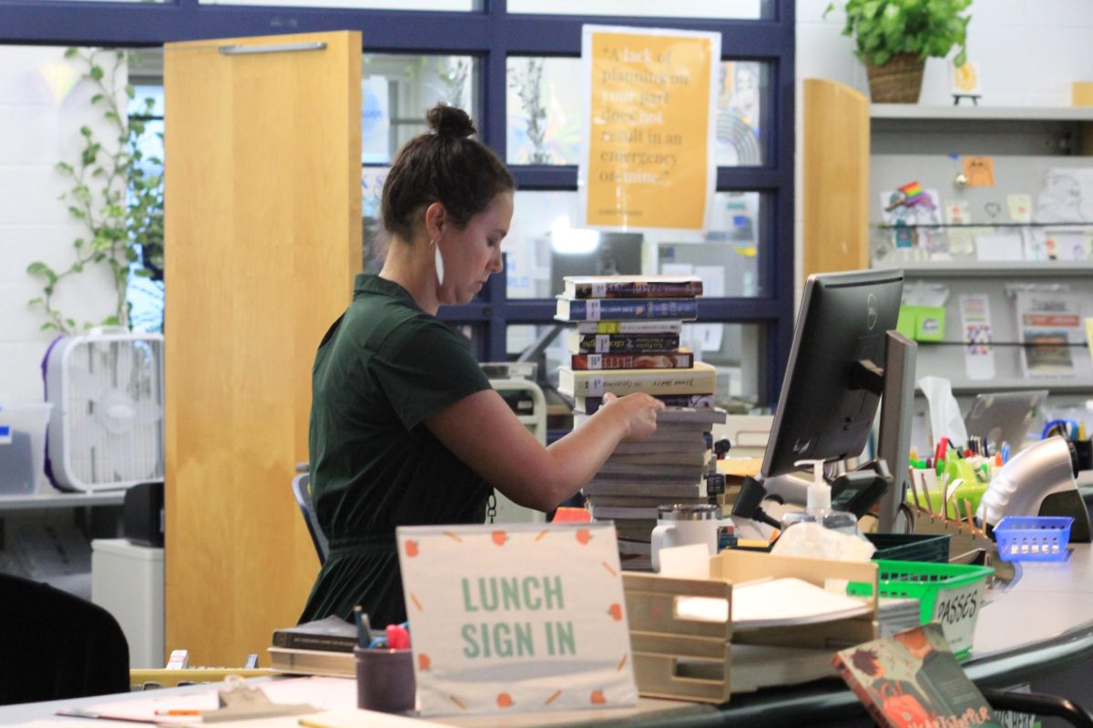 Dana Rider checks in books students have borrowed from the GHHS library. 